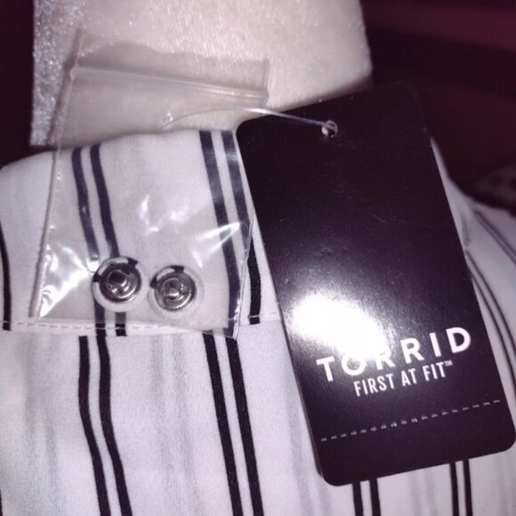 TORRID Ladies Top Black White NWT - Picture 7 of 7